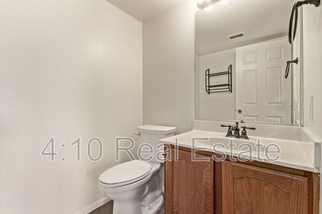 Building Photo - 1678 S Ash Dr