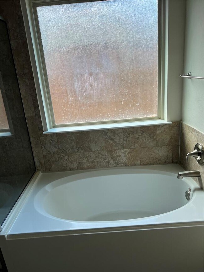Building Photo - 300 Briar Park Dr