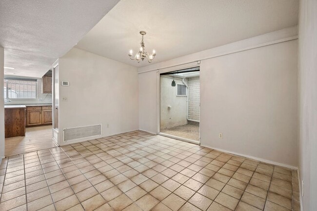 Building Photo - Eastside 4 Bedroom Home with Pool