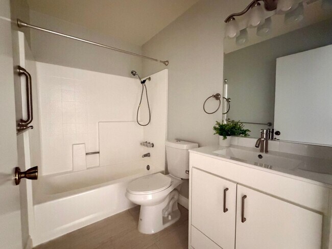 Building Photo - Light-filled, two-story 3-bedroom, 2.5-bath condo in the heart of Thousand Oaks!