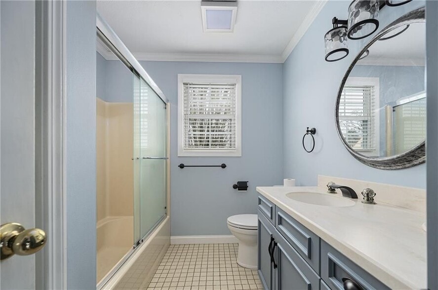 Building Photo - 190 Gladstone St