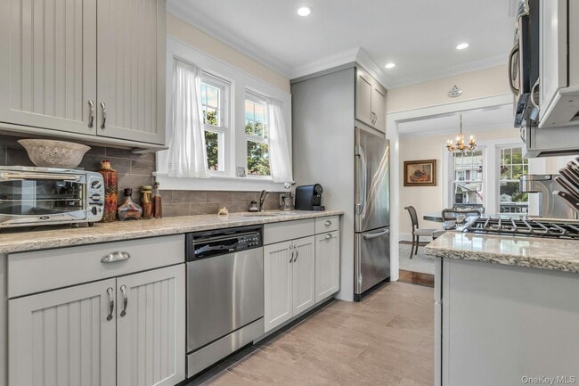 Building Photo - 23 W 7th St