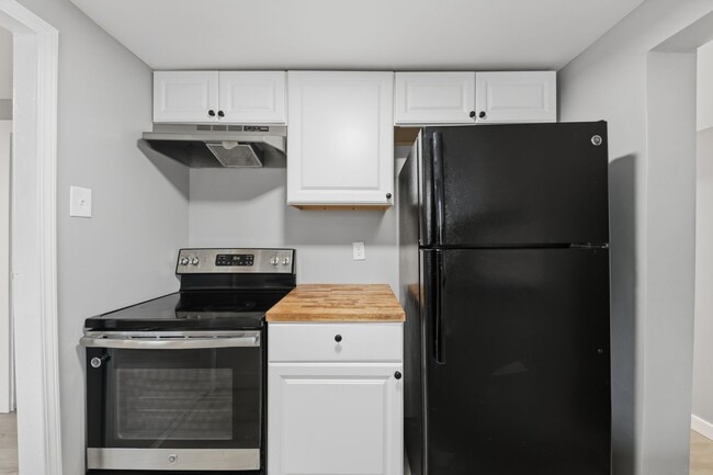 Building Photo - 228 E Siebenthaler Ave