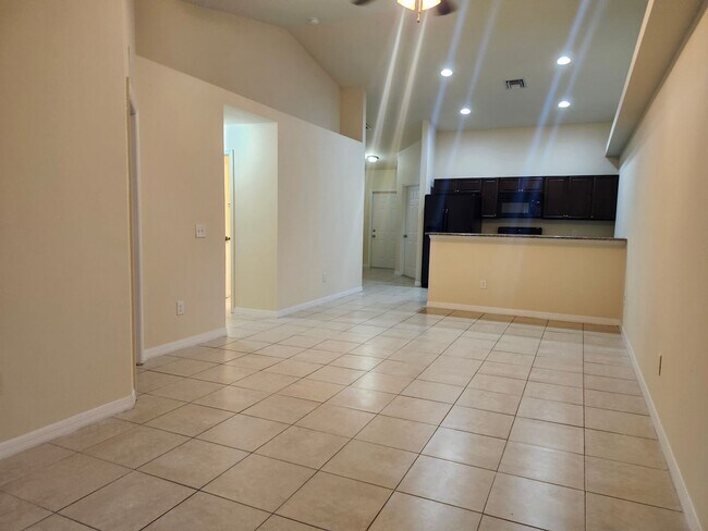 Building Photo - Nice, Clean 3 Bedroom, 2 Bathroom Duplex w...