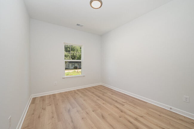 Building Photo - 605 Queens Rd
