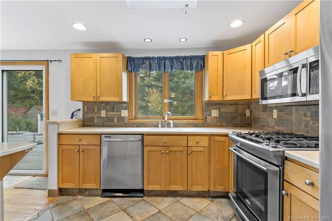 Building Photo - 4 Woodvale Rd Ext