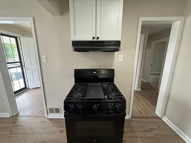 Building Photo - Renovated 3-Bedroom Home – We Welcome Sect...