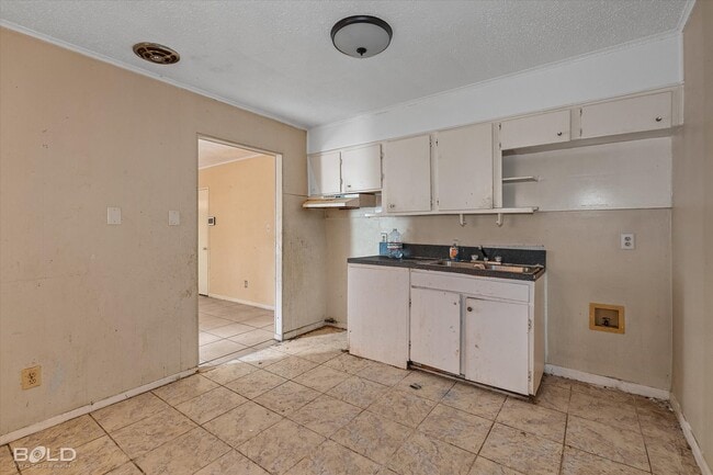 Building Photo - 3051 Amherst St