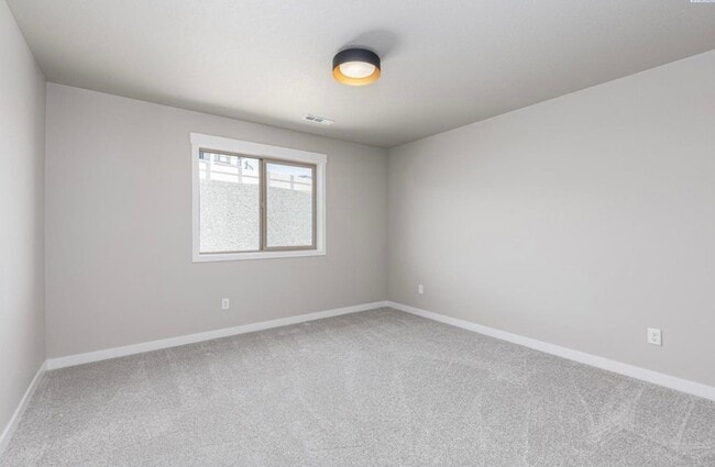 Building Photo - Luxury 4 Bedroom Home in Southridge w/4 ca...