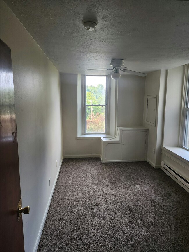 Building Photo - 5 E Division St
