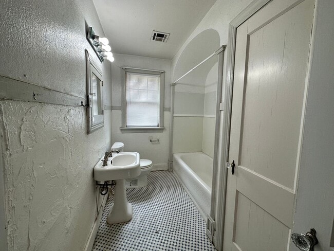 Building Photo - Plaza District / Classen 3 Bed Beauty! - Move In Deposit-Free! (If Qualified)