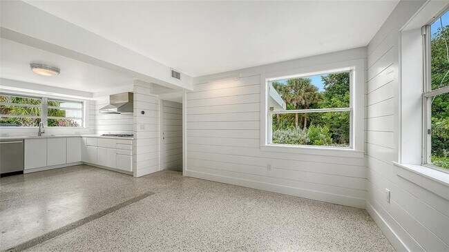 Building Photo - 7665 Sanderling Rd