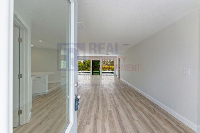 Building Photo - 411 Pine Tree Terrace