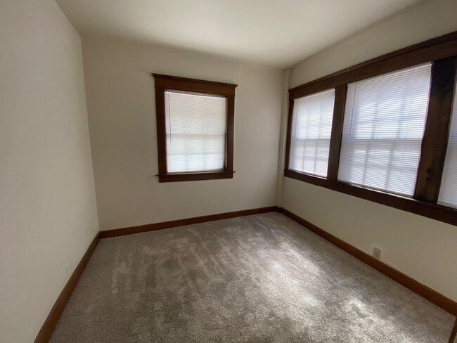 Building Photo - 1/2 Off First Full Month's Rent - Experien...