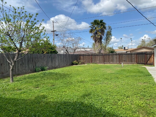 Building Photo - Charming 2-Bedroom, 1-Bath Home with Modern Updates on a Spacious Lot