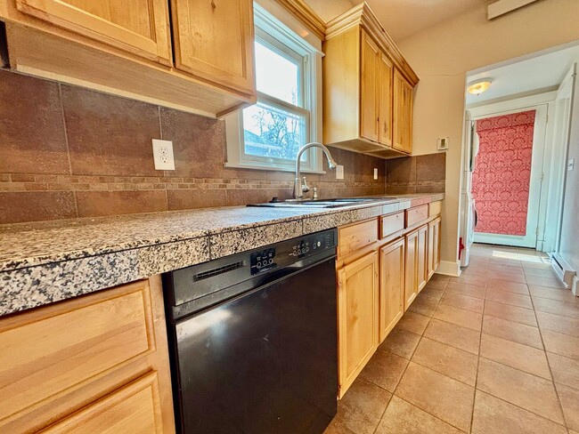 Building Photo - Spacious and Bright 1 Bed 1 Bath Duplex in...