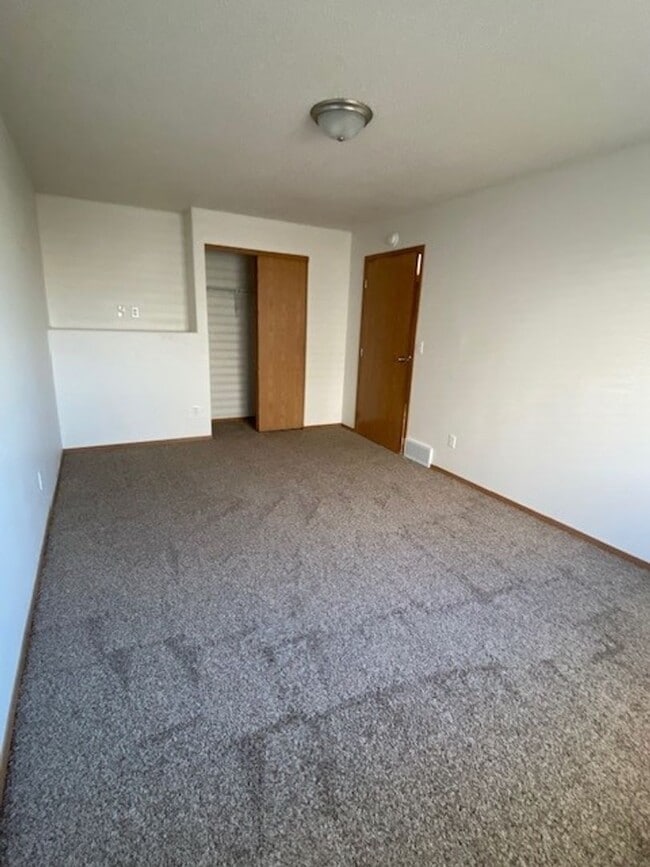 Building Photo - Comfortable 4 Bedroom with Garage & Fenced Yard for Rent!