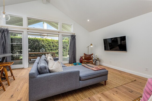 Building Photo - 727 Sonrisa St