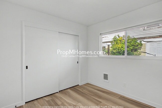 Building Photo - Updated Two Bedroom Unit in St Johns!