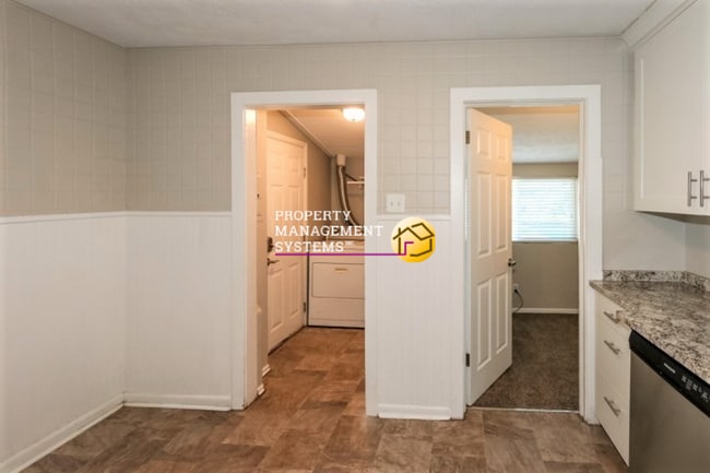 Building Photo - 2 Bedroom Salt Lake Duplex - All Utilities Included!