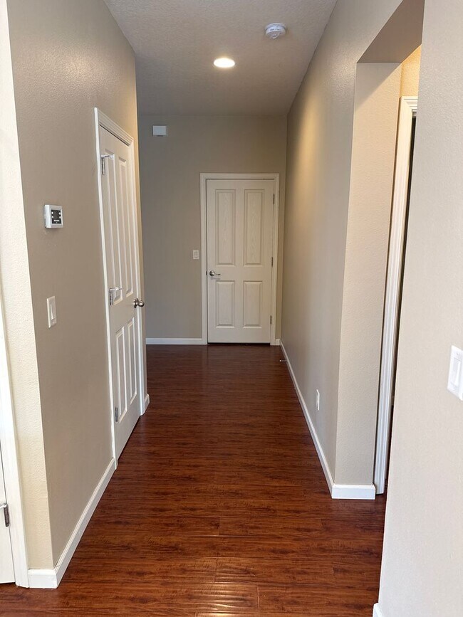 Building Photo - ? Beautiful 4-Bed, 3-Bath North Albany Hom...