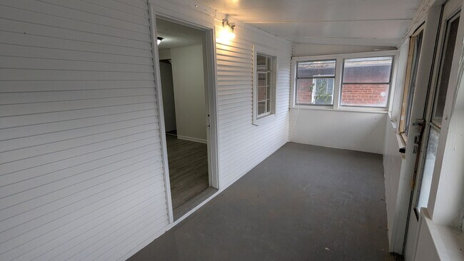 Building Photo - Charming 5-bedroom home located in the heart of Akron