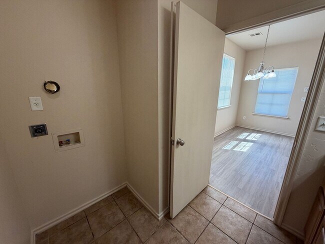 Building Photo - 212 Chalmette Dr