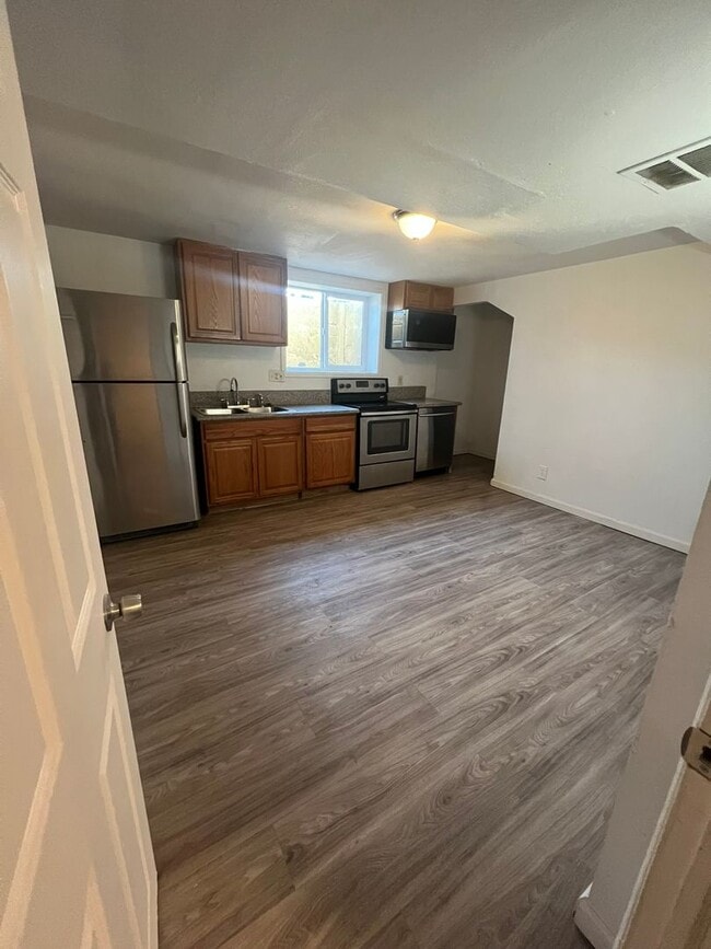 Building Photo - 5 Bedroom Home Near Mitchell High School