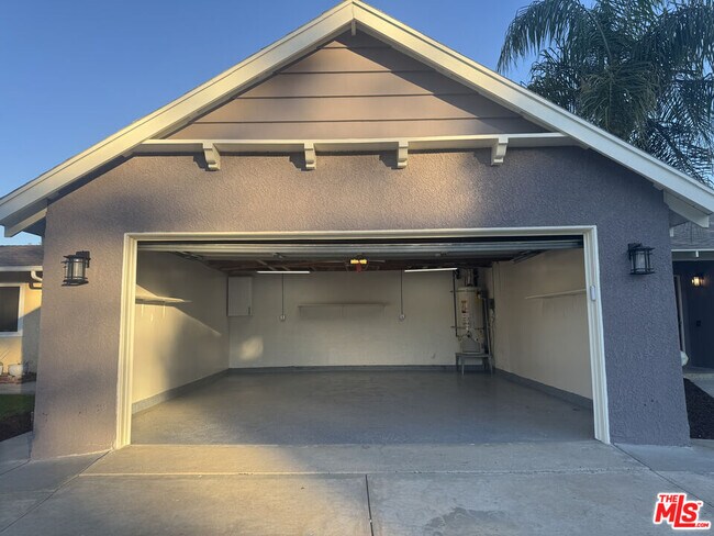 Building Photo - 6626 Berquist Ave