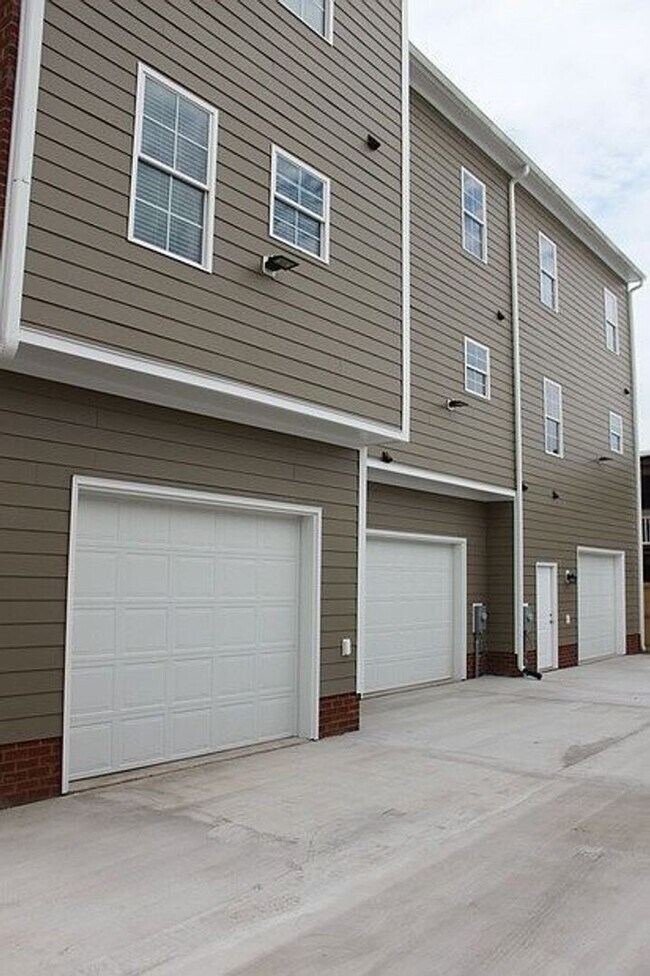 Building Photo - Large 4-Bedroom, 3.5 Bath Townhouse Minutes Away From VCU