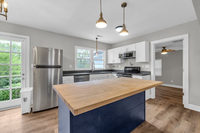 Building Photo - Charming Stuart Heights Home – Spacious, S...
