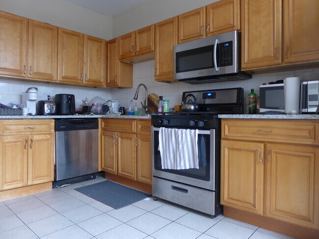 Building Photo - 828 Parker St