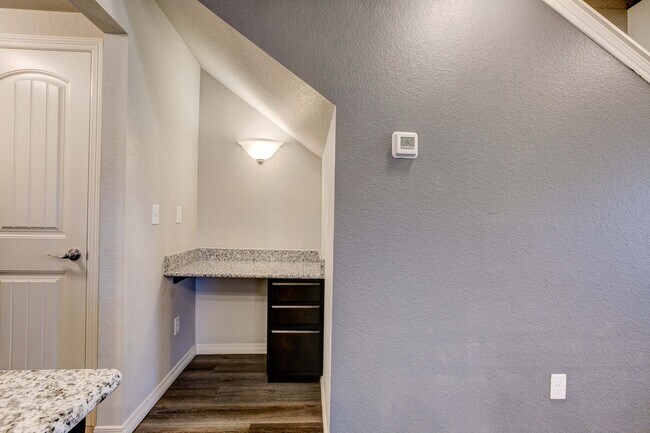Building Photo - 884 Winding Brk Dr