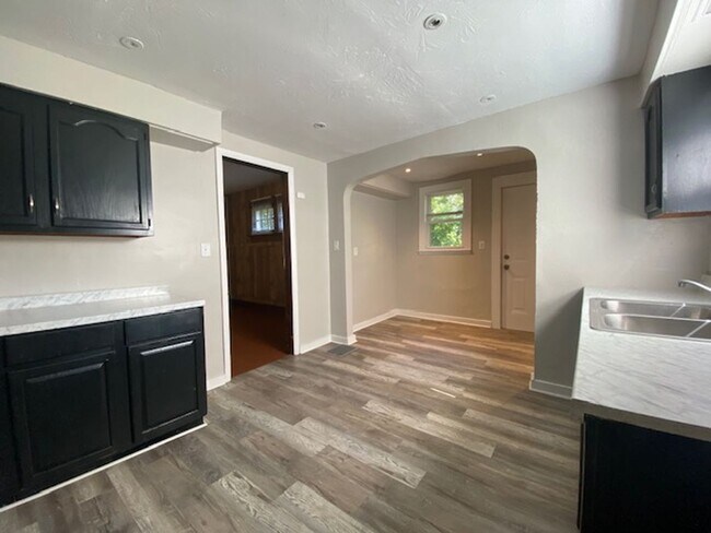 Building Photo - A charming three bedroom, one bathroom sin...