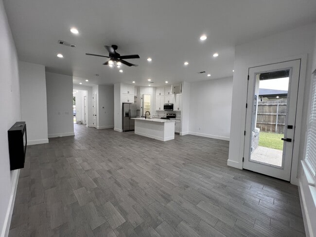 Building Photo - 506 E Bryson Ave