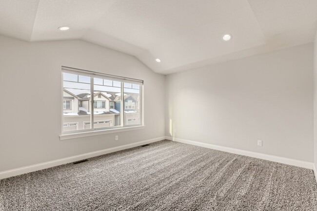 Building Photo - Spacious 4 Bedroom 4 Bath Townhome
