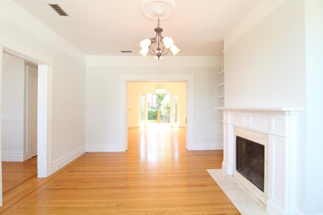 Building Photo - Noe Valley: Renovated Top Floor 2-Story Ap...