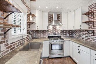 Building Photo - 456 Surrey Hill Way