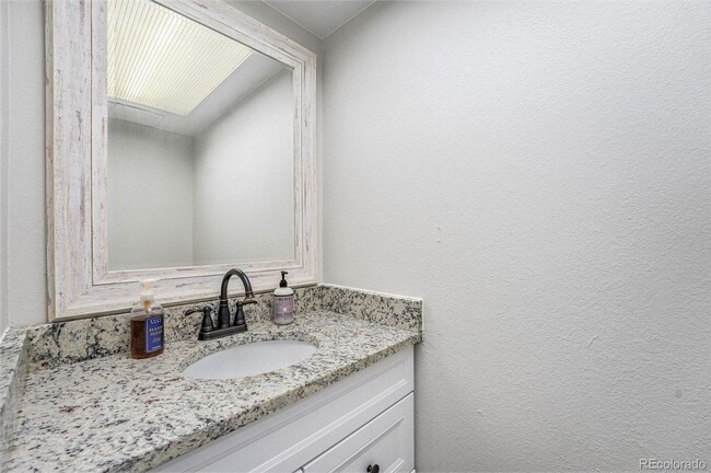 Building Photo - Beautifully Updated 3-Bedroom End-Unit Tow...