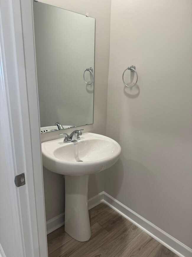 Building Photo - Brand New Luxury Living!