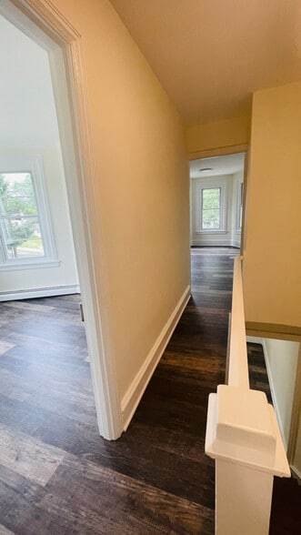 Building Photo - 825 Maple Ave