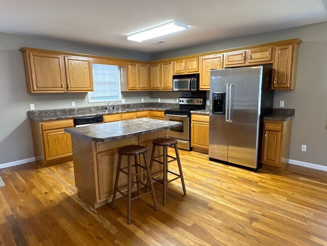 Building Photo - Beautiful 2 Bedroom Home with Spacious Bonus Room!