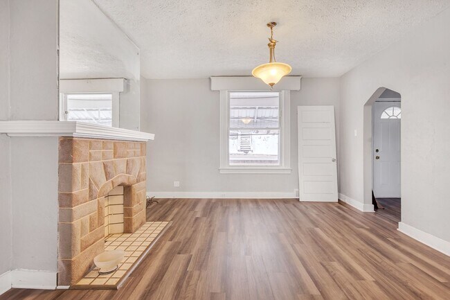 Building Photo - Newly Renovated 4 Bedroom Home in West Lib...