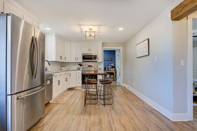 Building Photo - Fully Furnished Modern 3 bedroom Home!