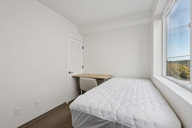 Building Photo - Pre-leasing for Jan/Sep 2026!