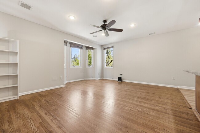 Building Photo - 215 St Michaels Walk