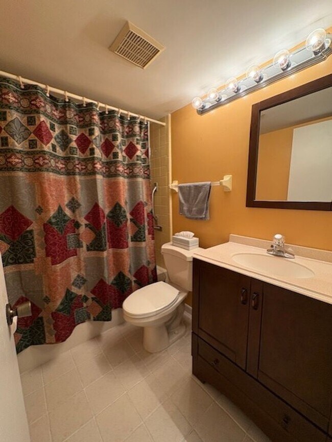 Building Photo - Quiet 3 bedroom, 2 bath home located in th...