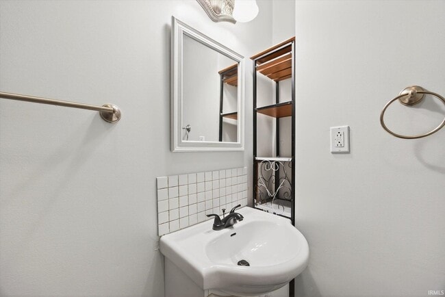 Building Photo - 2 bed, 2 bath Downtown Bloomington