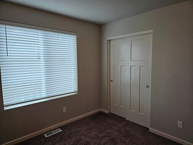 Building Photo - 5Bd/3Ba Two Story House - For viewing!