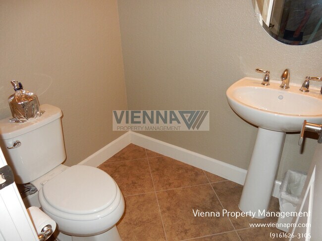 Building Photo - 5635 Saratoga Cir